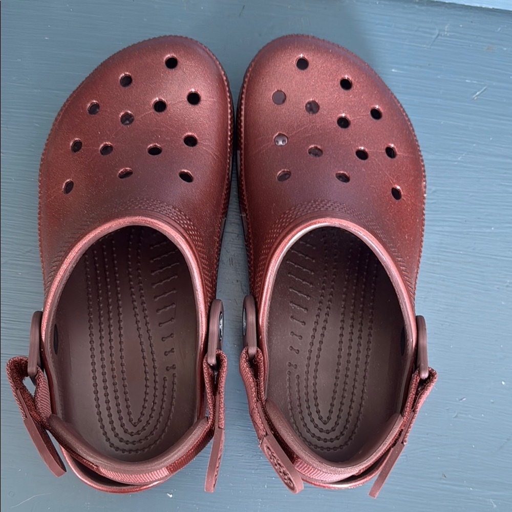 Women’s size 7 Maroon Croc